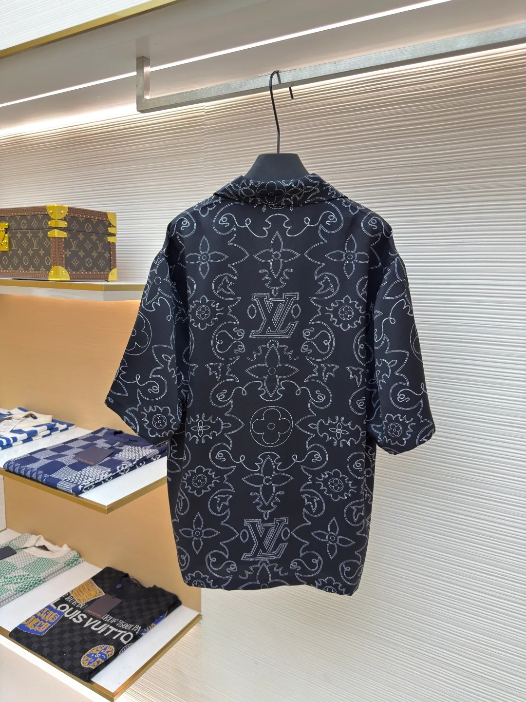 LOUIS VUITTON line double-sided printed shirt ●Authentic product: purchased and developed for 14900 ●Item number: 1680401-B05 ●Fabric: Tencel fabric ●Technology: Printing production ●Version: fitted version ●Weight: about 255 grams ●Size: Before printing on the machine, the theodolite corrects the latitude and skew, and the pattern is printed on the surface and bottom at the same time. The pieces are accurately cut by laser burning in the later stage. It is equipped with an ancient gold base and is inlaid with a natural shell engraved hand-stitched button with letters. The overall wiring is straight and delicate, the fabric is comfortable and soft, and the color is consistent without color difference. It can be matched with the same style to create a fashionable look and control various occasions. Customized accessories, complete with three standards, same style for men and women!